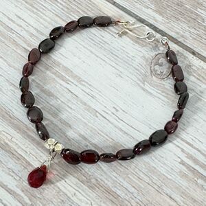 Garnet Beaded Bracelet Briolette Dangle Sterling Silver Clasp 7 1/2” Gem Stones